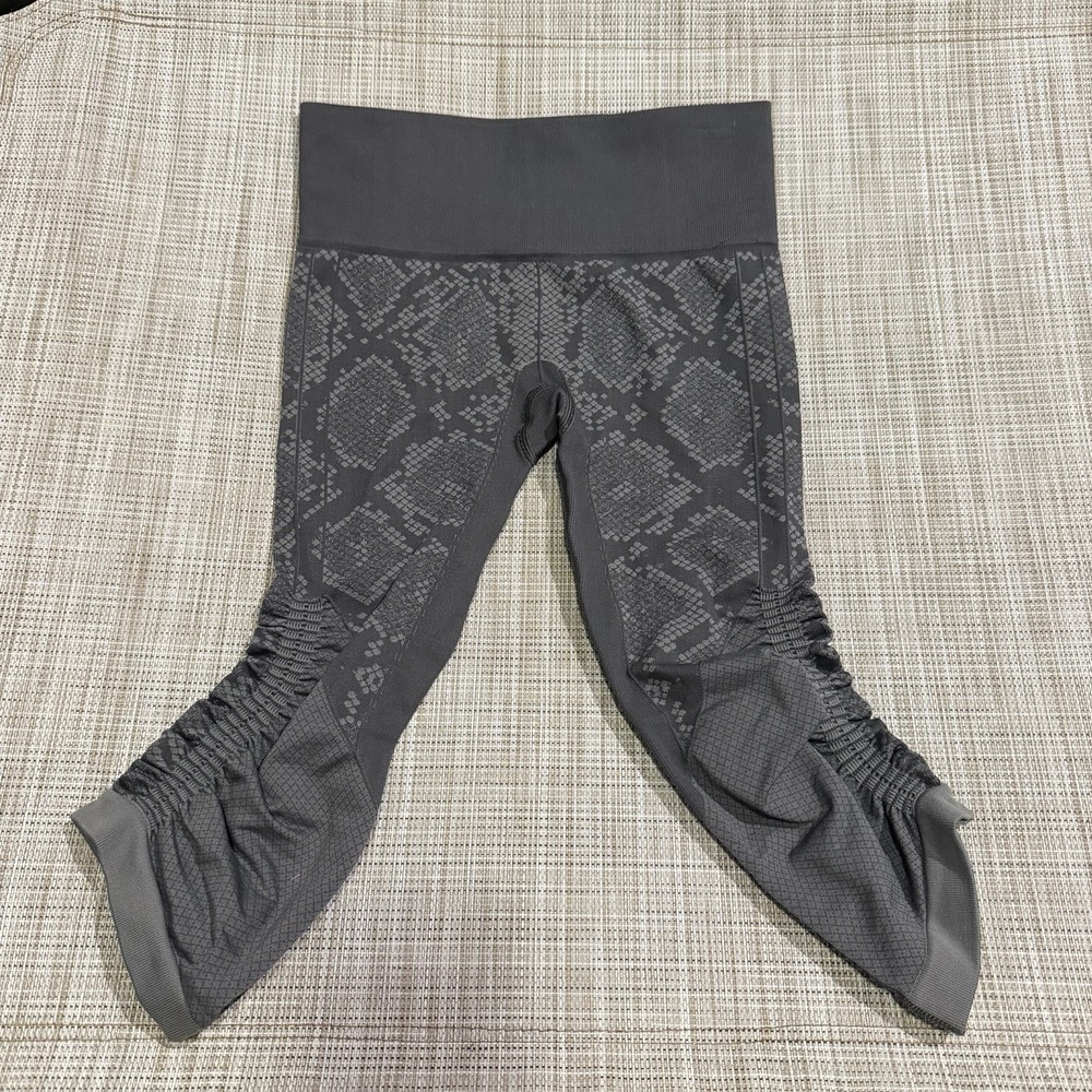 Lululemon In The Flow Crop Size 4 Seamless Knit Yoga Compression Snake Legging
